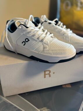 OC Women’s White Sneakers (NEW)